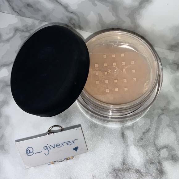 LIGHT Mineralize Foundation Loose Powder MAC Cosmetics - Picture 2 of 11